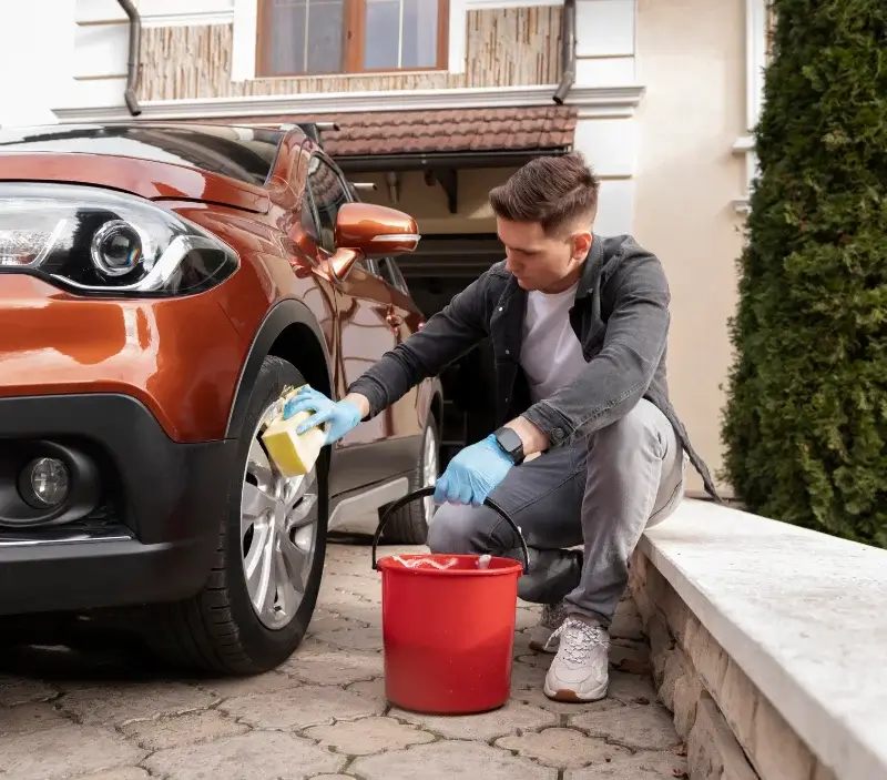 Lavage auto à domicile Charlieu : professionnel intervenant sur un véhicule